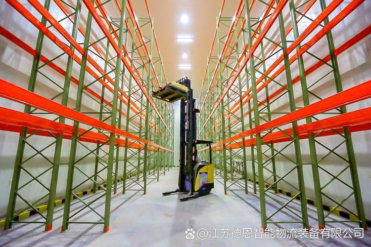 空间利用率极致:采用双列货物深储设计,相比普通横梁式货架减少约 50%